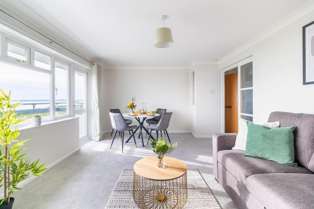Wow! Seaview Beach Apartment Sleeps 6-Free Parking Борнмут Экстерьер фото